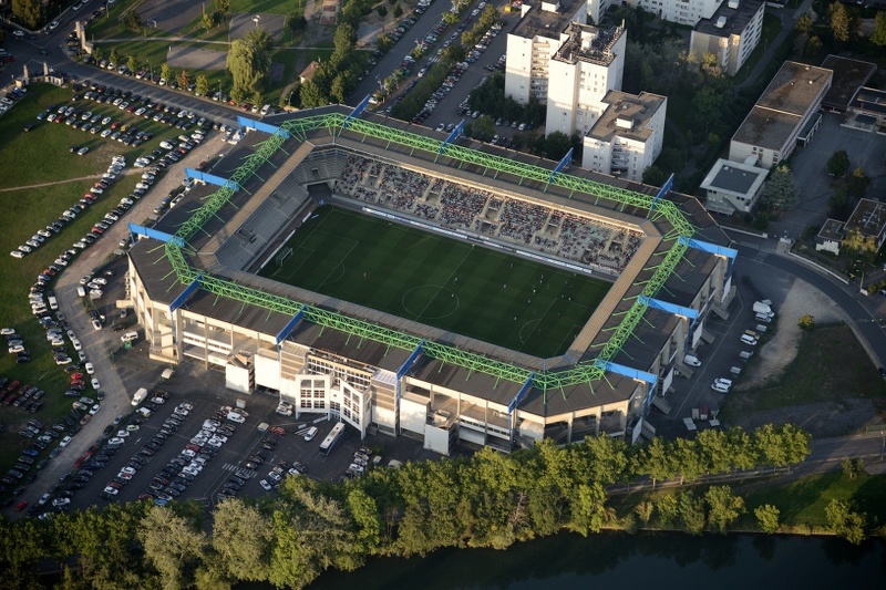 21-17-Sedan-Stade-de-foot.jpg
