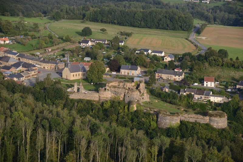 21-11-Montcornet-Chateau-village-remonte-temps.jpg