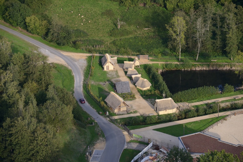 21-13-Montcornet-Chateau-village-remonte-temps.jpg