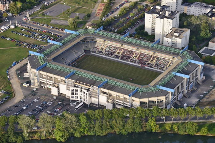 12-Sedan-Stade-Foot.jpg